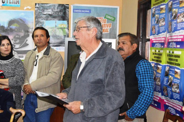 Luis Branchi realiza la entrega del Proyecto por el aumento del PBI para Educación a los Diputados Nacionales.